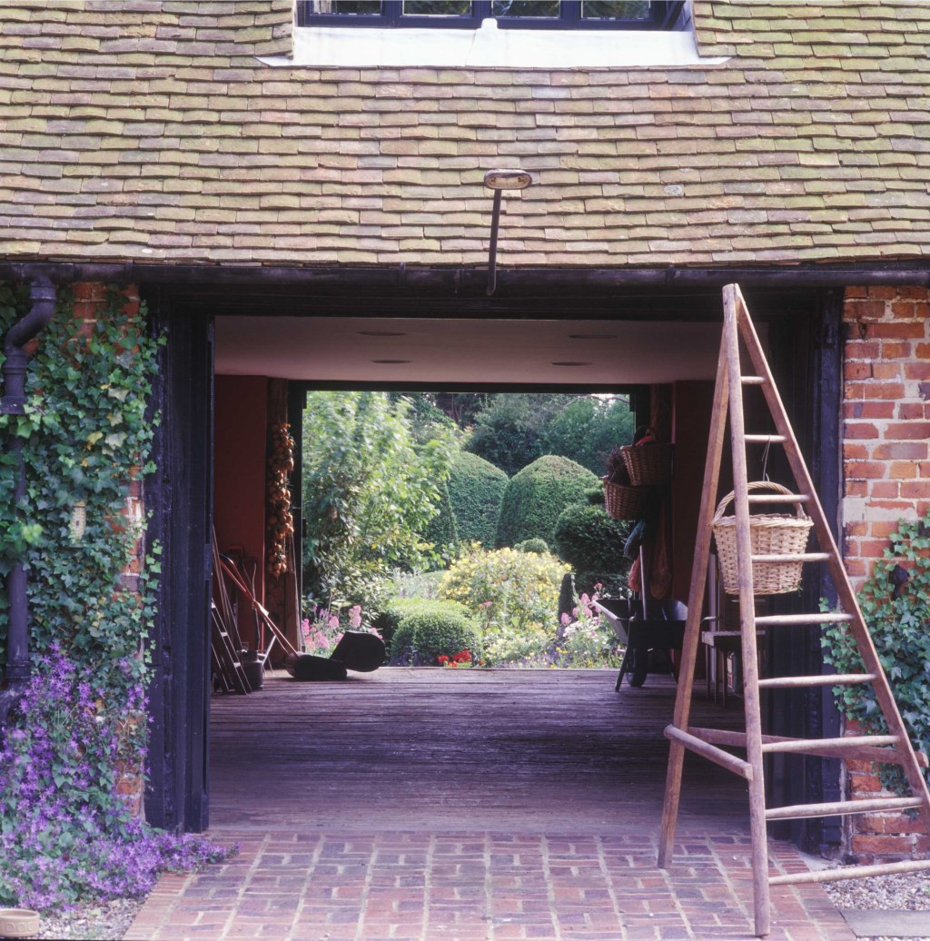 Architect's own home, Whitstable / View through undercroft to garden