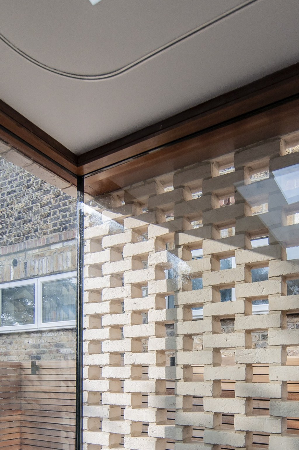 Brick Screen House / Corner glass