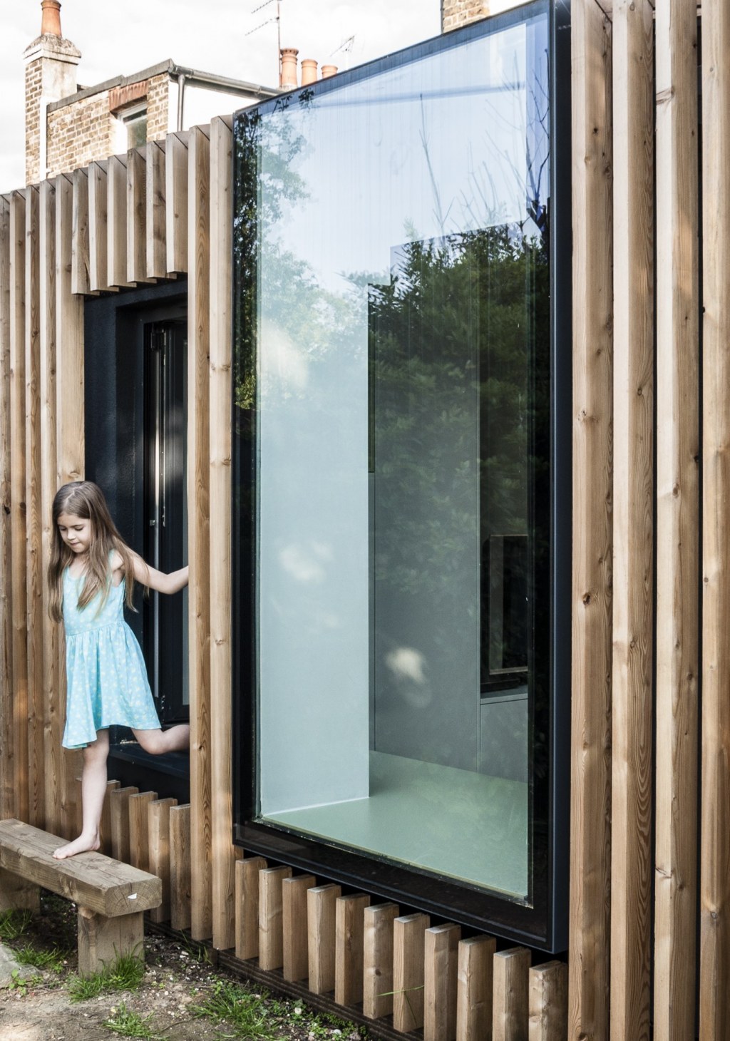 Timber fin house / Step through