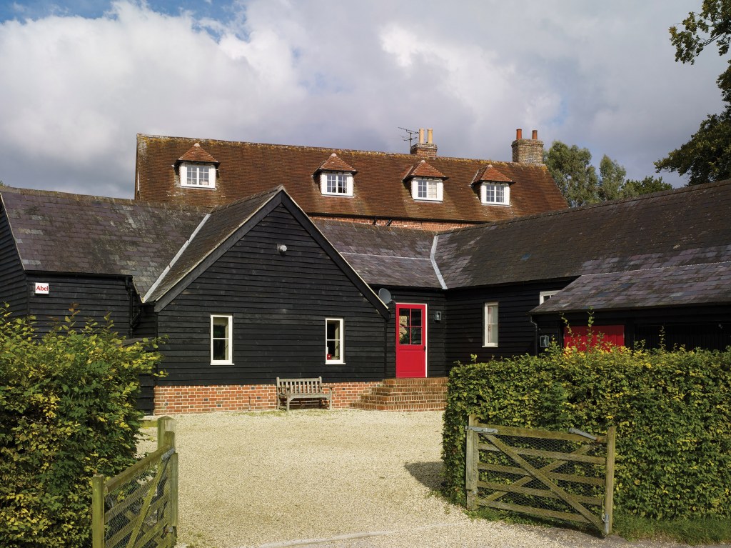 Restoration & extension to Grade II Listed house and barn conversion / Barn alterations