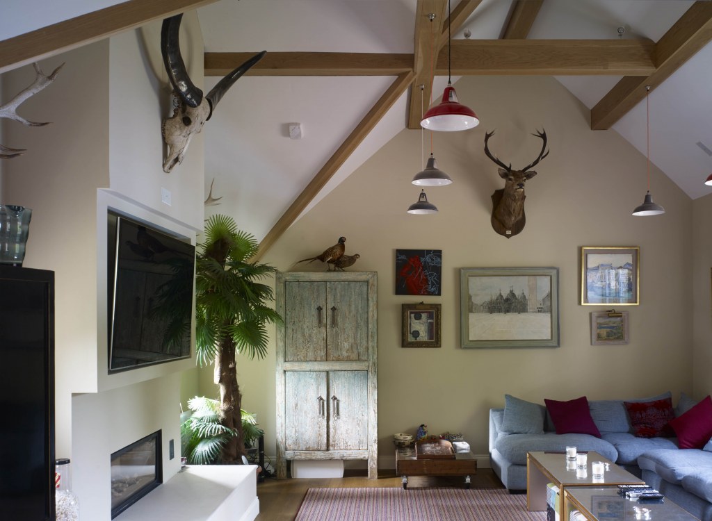 Restoration & extension to Grade II Listed house and barn conversion / Barn lounge area