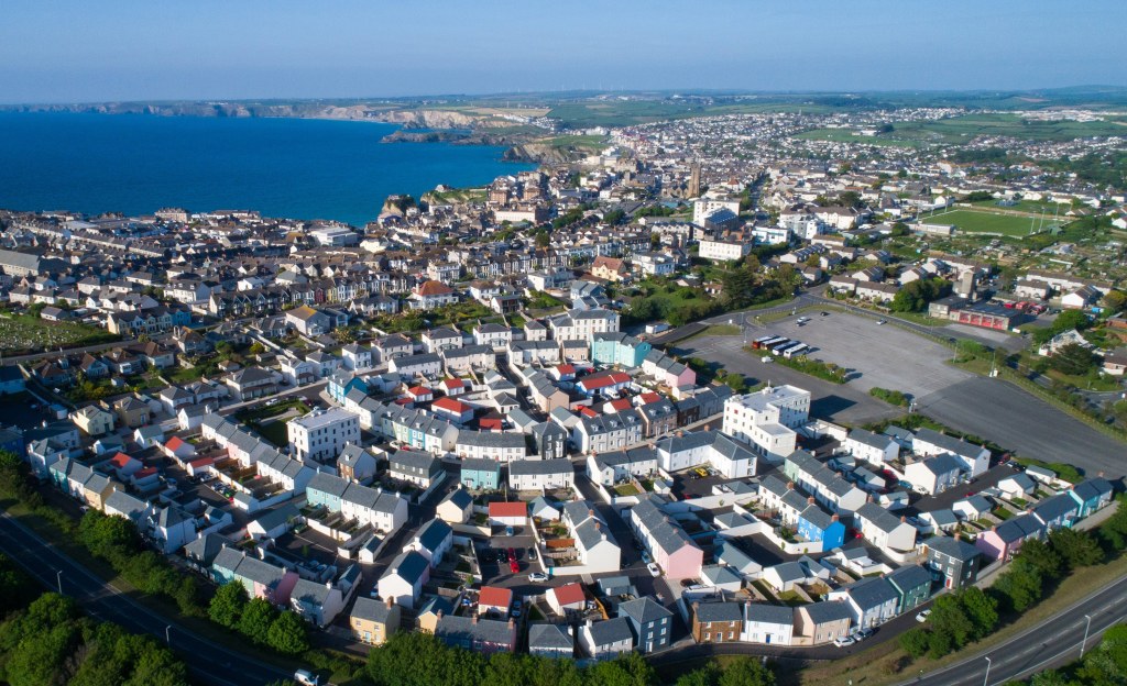 New housing development at Tregunnel Hill near Newquay / Aerial view