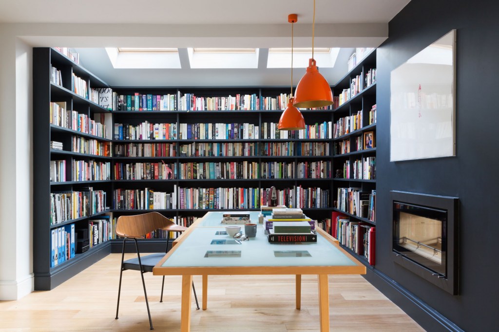 Detached Family Home, North Oxford / Open plan library shelving