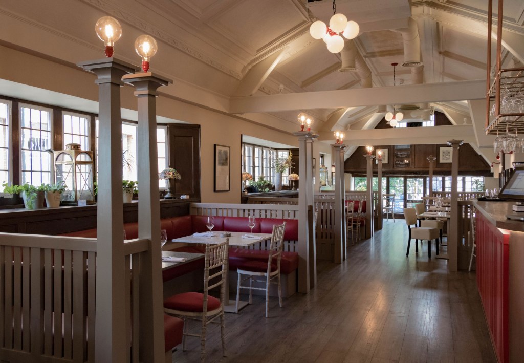 The Plough, Central Oxford / First floor restaurant with bespoke joinery booths and custom coloured light fittings
