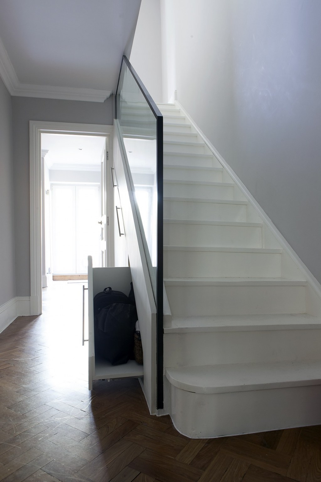 Kentish Town / Staircase glass banister and storage