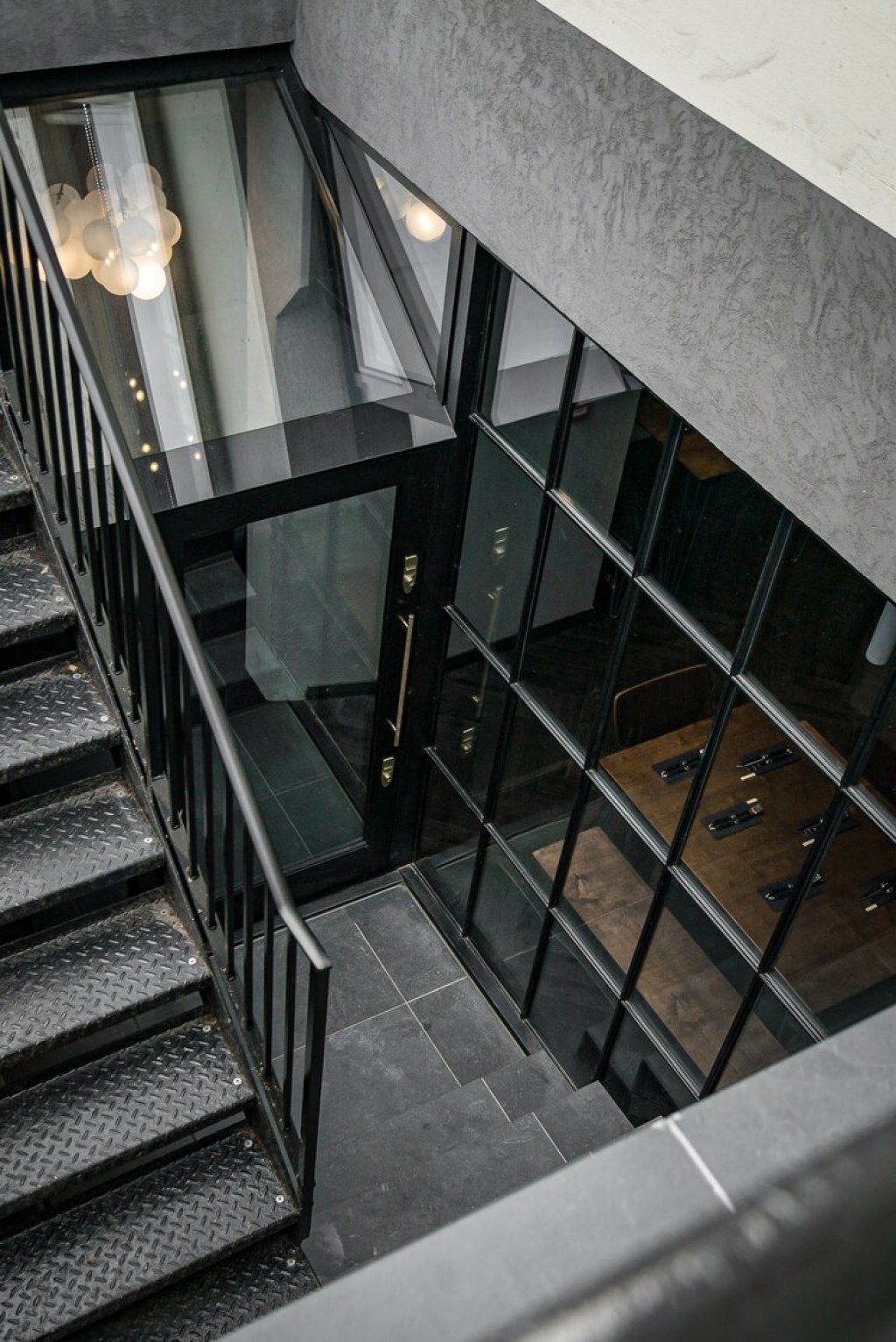 Tokyo Pizza / Stairwell and Entrance