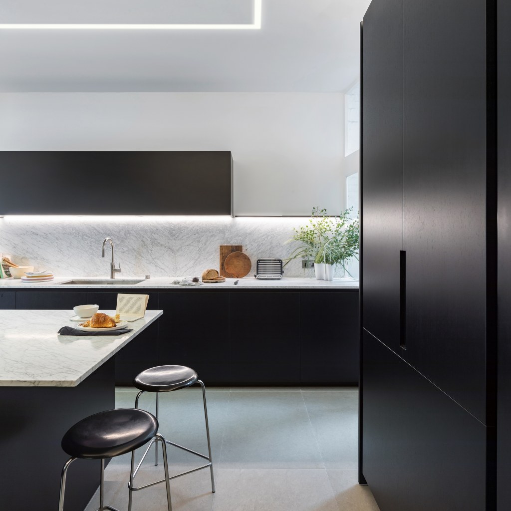 Collector's Flat / Kitchen 3