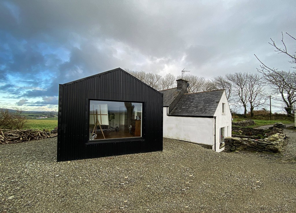 The Cottage / Extension with corrugated cladding