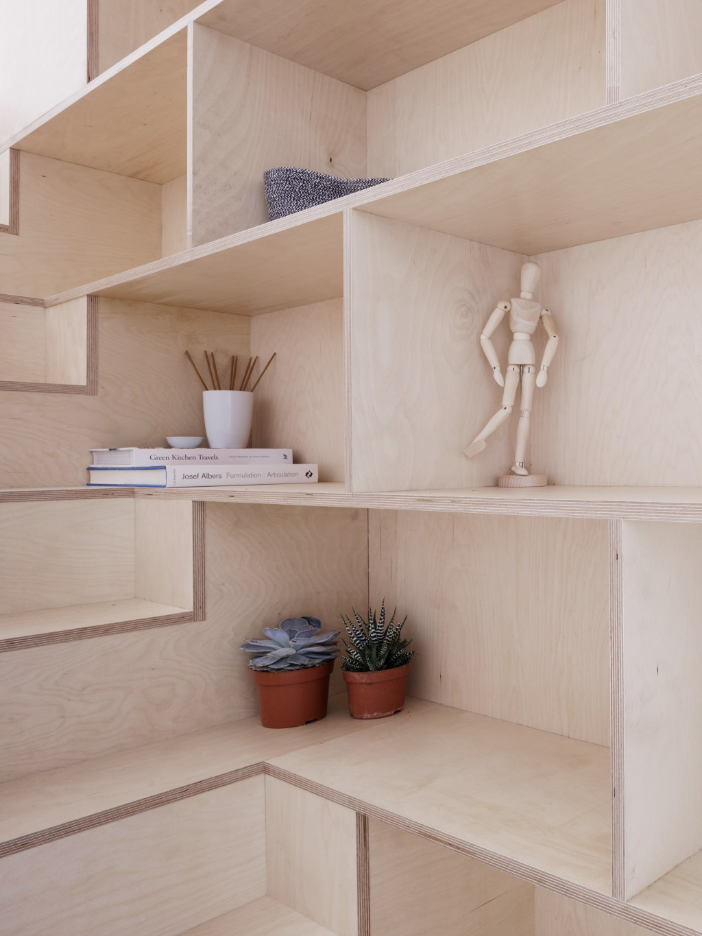 Islington Maisonette / Shelf detail