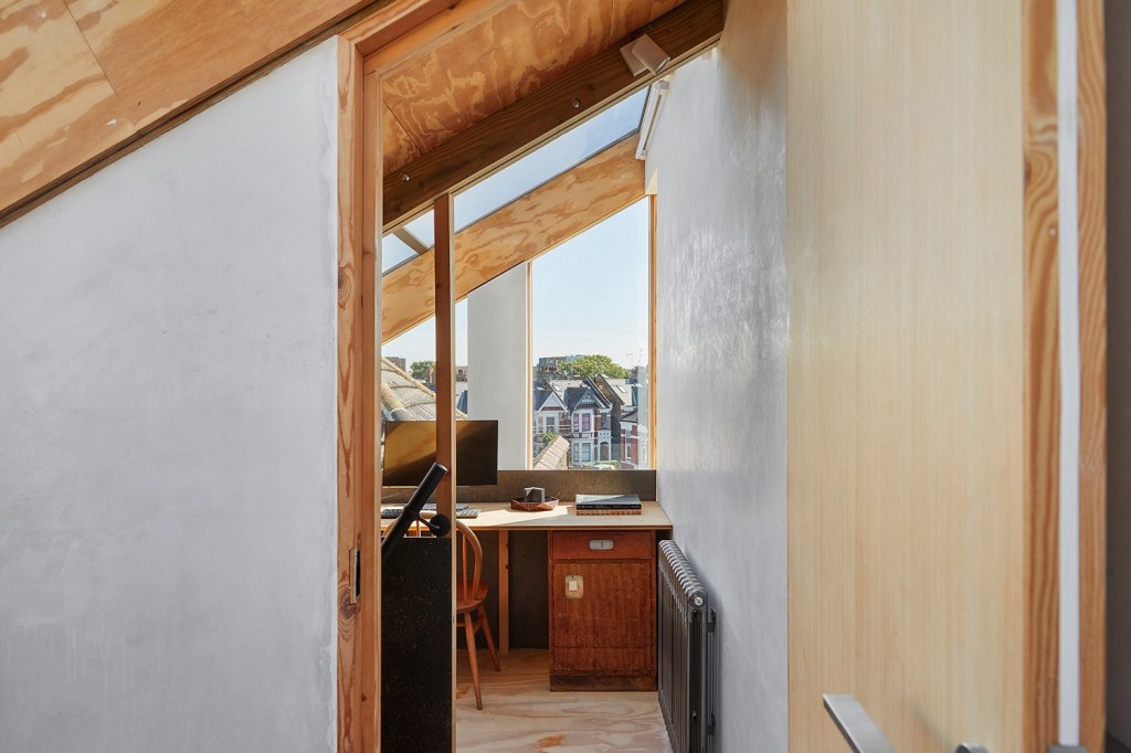 Apartment with a Mezzanine / Mezzanine study from loft room