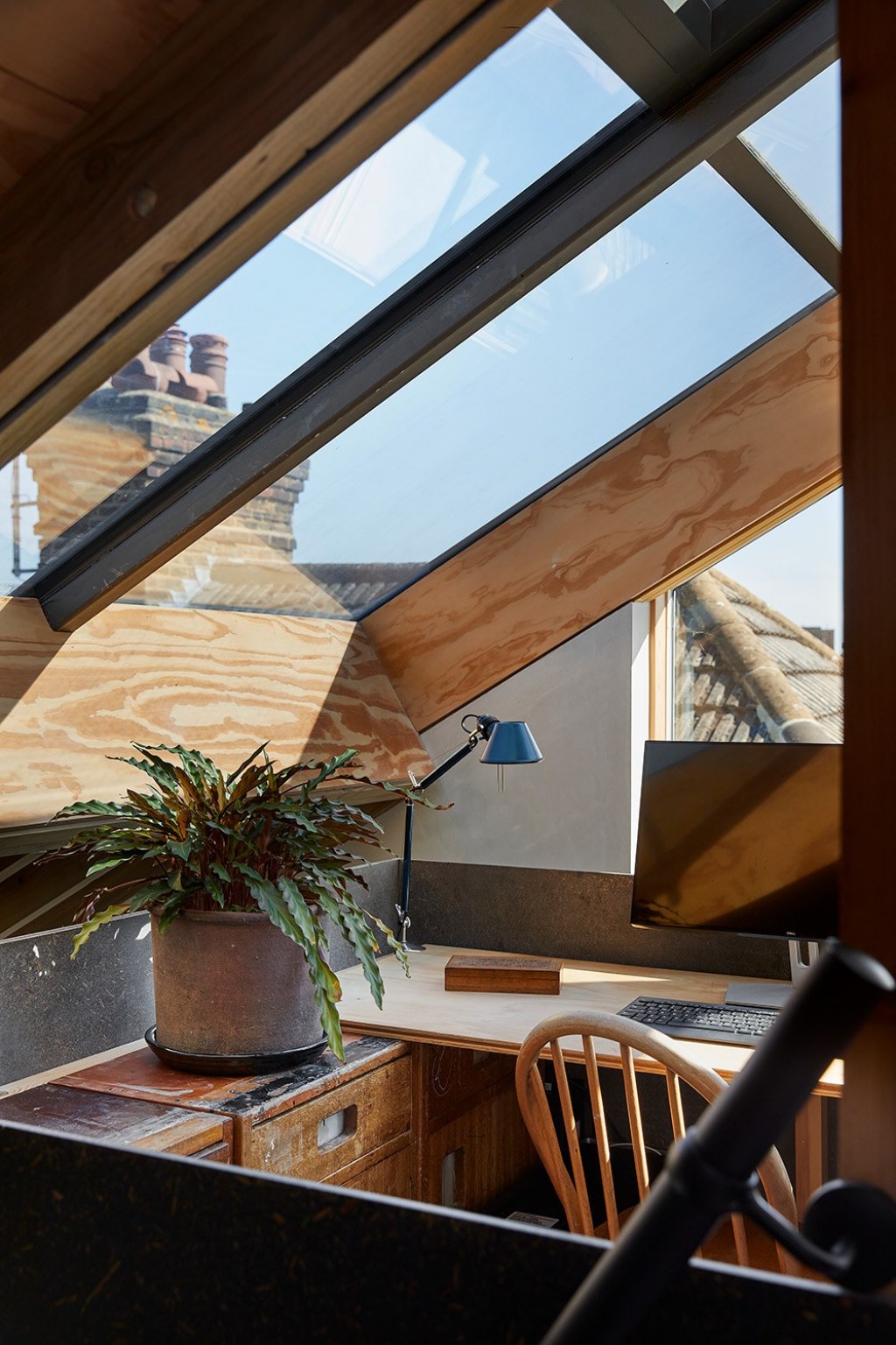 Apartment with a Mezzanine / Study with view of roof