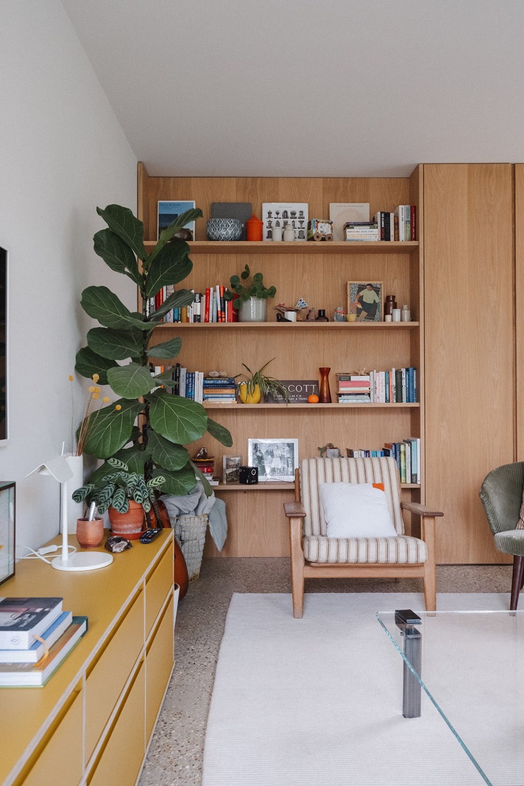 The Coach House / Bespoke oak shelving in the living area