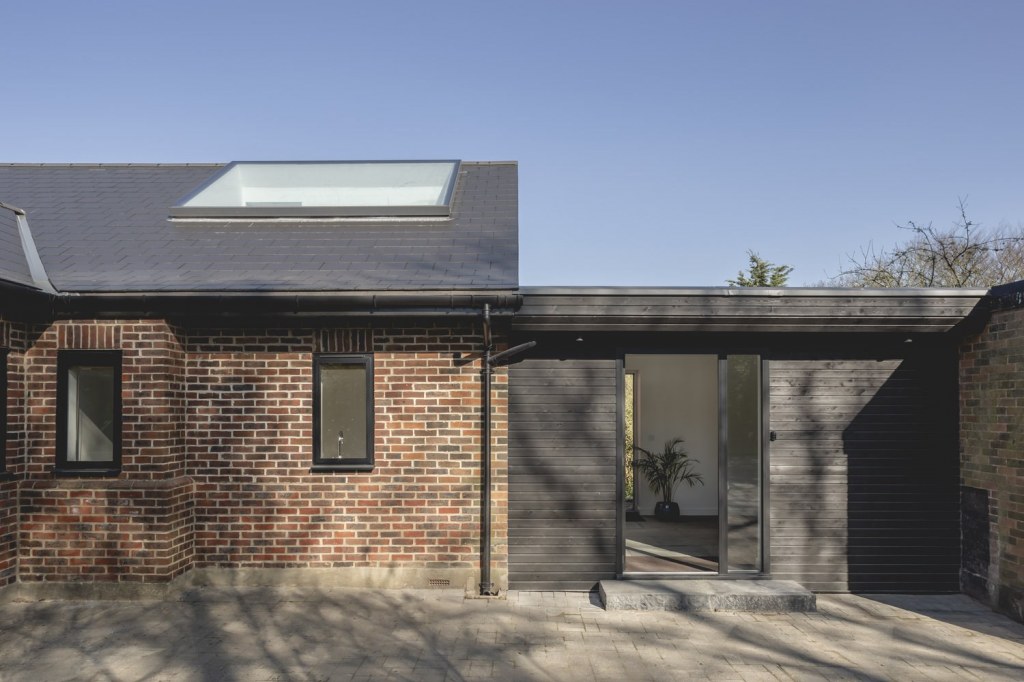 S /HE 006 - 7Oaks / Front Facade and Infill Extension