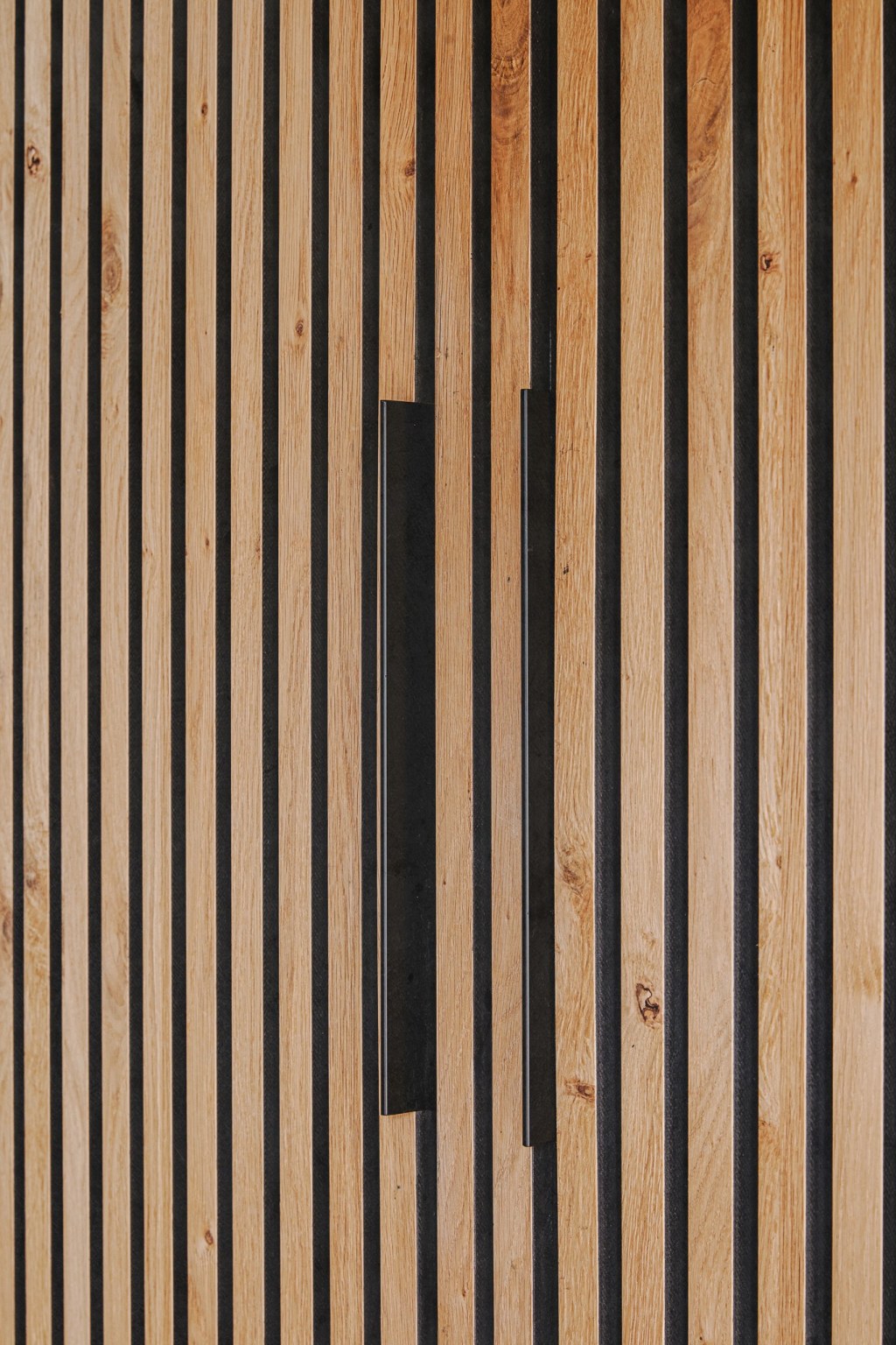 Wanstead / Oak panelling, black felt acoustic absorption