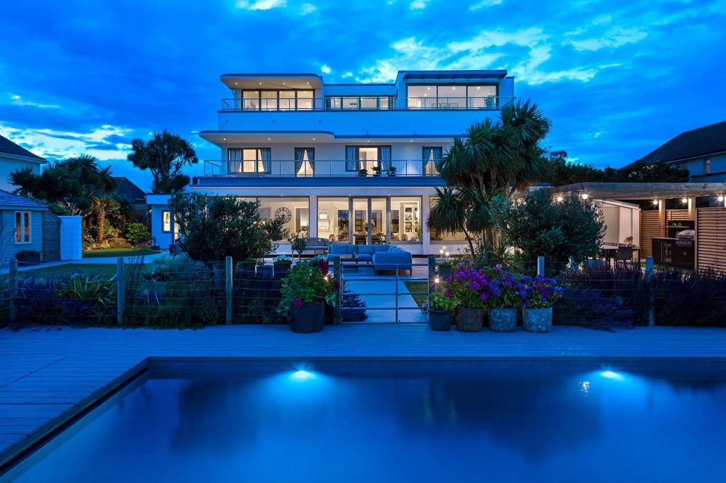 Coastal Road, Sussex / Rear view across pool