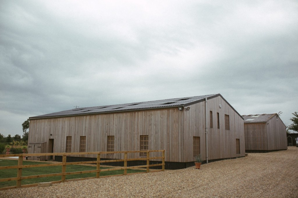 Twin Barn Farm / Sensitive Yet Practical Design