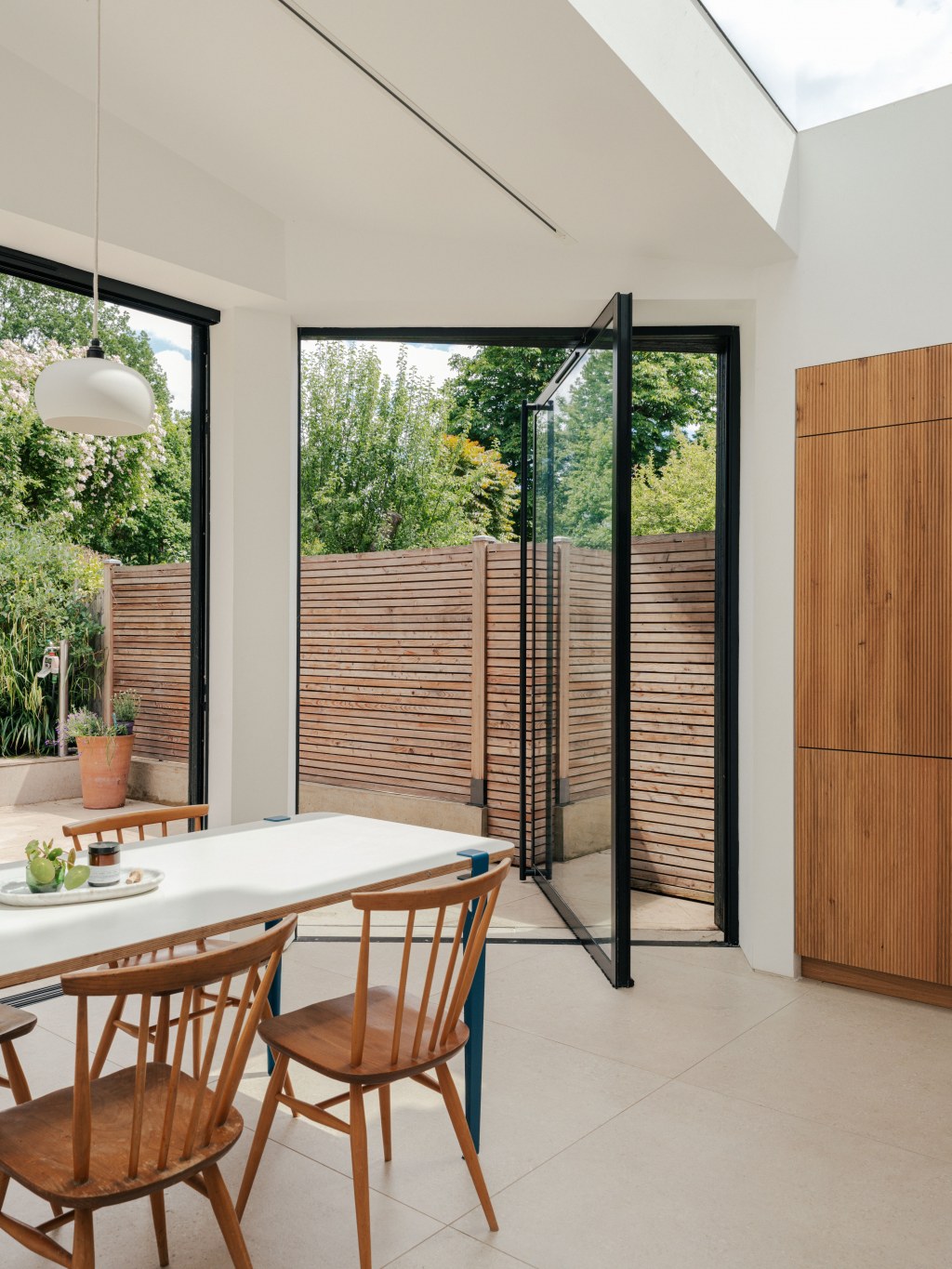 North London Victorian Villas / Large pivot door to garden