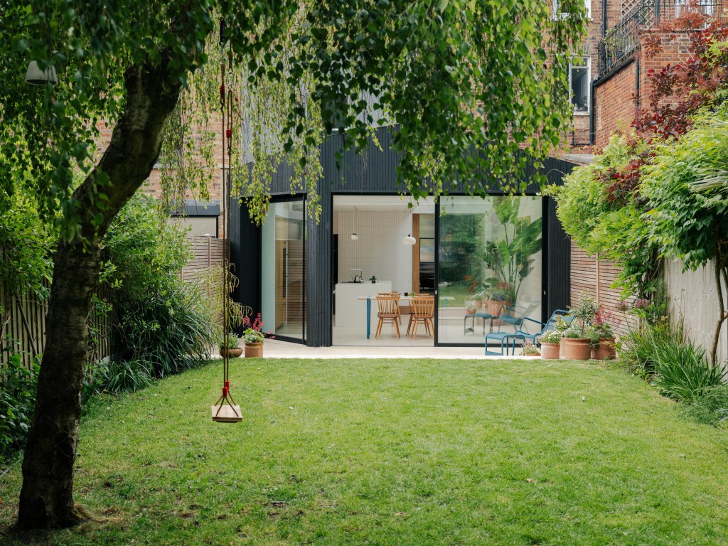 North London Victorian Villas / View of extension from garden