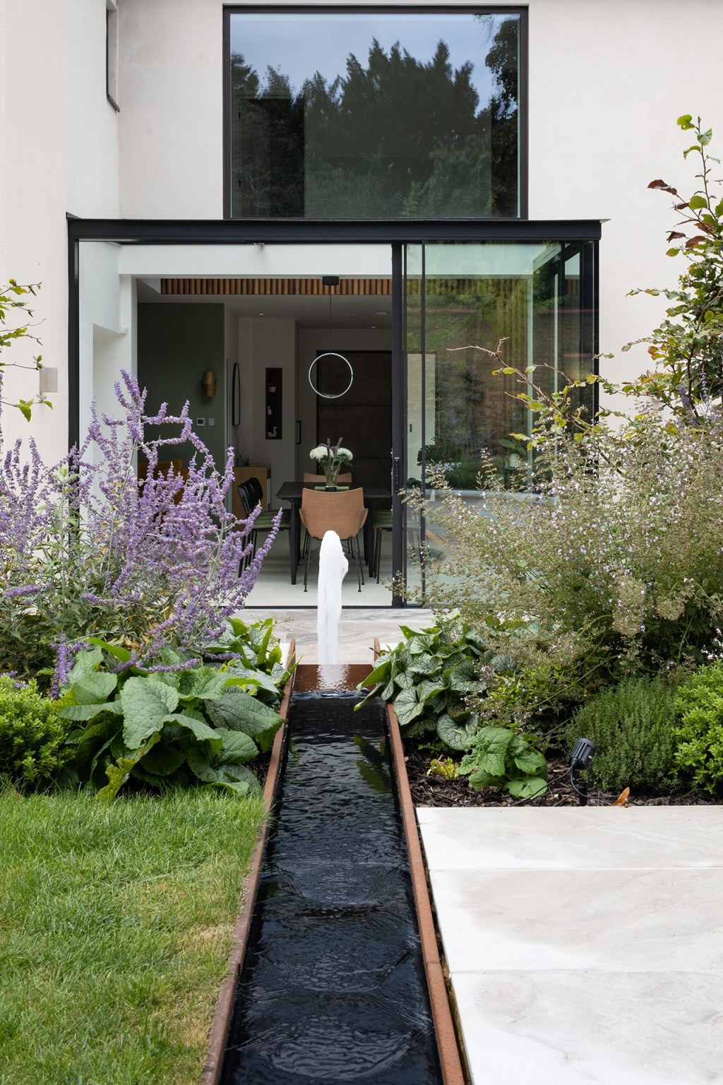 Vine Lane / Structural glass box extension